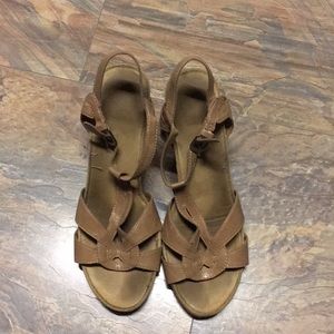 Brown/tan wedges